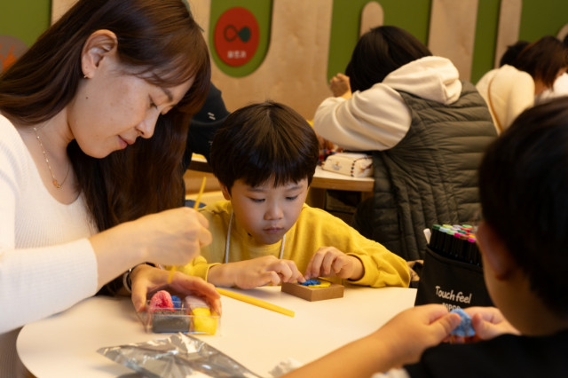 어린이들이 전통생활문화교육 ‘쿵떡쿵떡 놀이공작소’의 비사만들기에 참여하고 있다