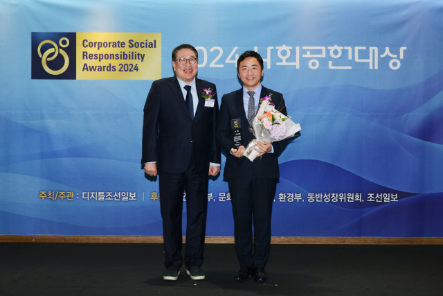 28일 서울 코리아나 호텔에서 진행된 ‘2024 사회공헌대상’ 시상식에서 녹십자수의약품 나승식 대표(오른쪽)가 기념 촬영을 하고 있다