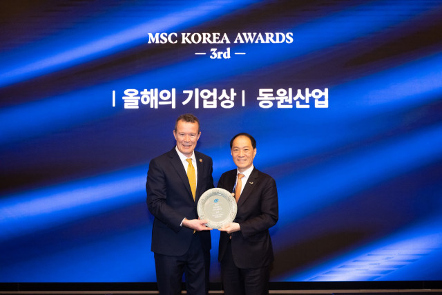 서울 여의도 콘래드 호텔에서 진행된 제3회 MSC코리아 어워즈에서 민은홍 동원산업 대표(오른쪽)가 루퍼트 호우스 MSC 글로벌 CEO(왼쪽)로부터 ‘올해의 기업상’을 수상하고 있다