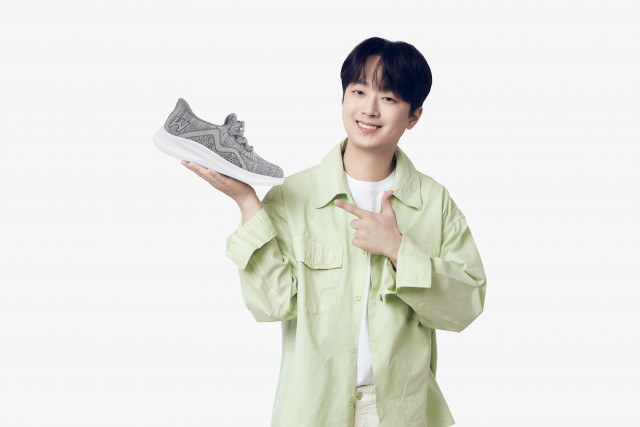 Baroin Shoes selected singer Lee Chan-won as its model.