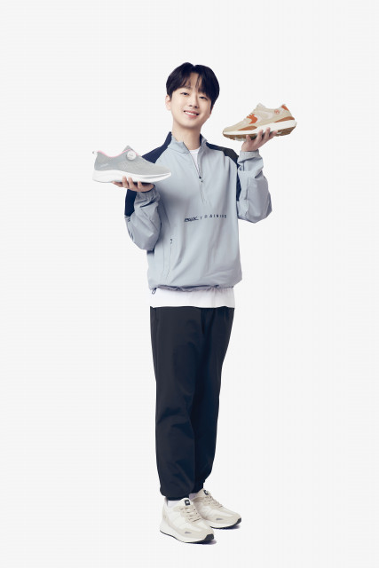Baroin Shoes selected singer Lee Chan-won as its model.