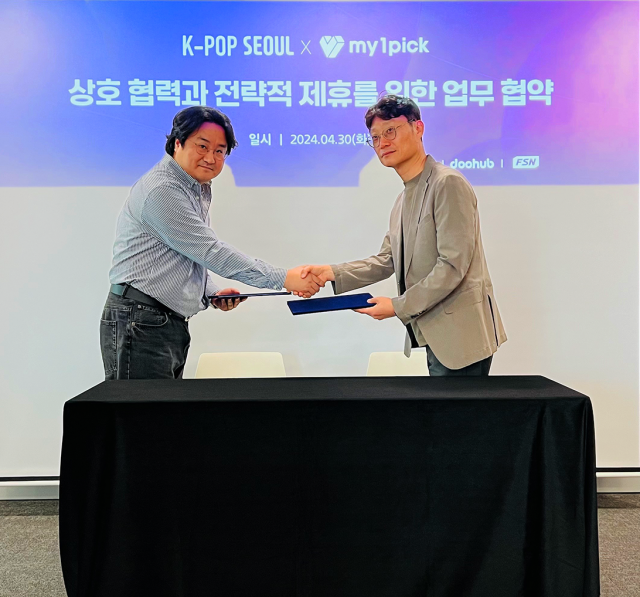 My One Pick-K-POP SEOUL agreement ceremony.  On the left, CEO Jeon Ji-seong of Fan Boost and on the right, DoHerb CEO Jong-eun Lee.