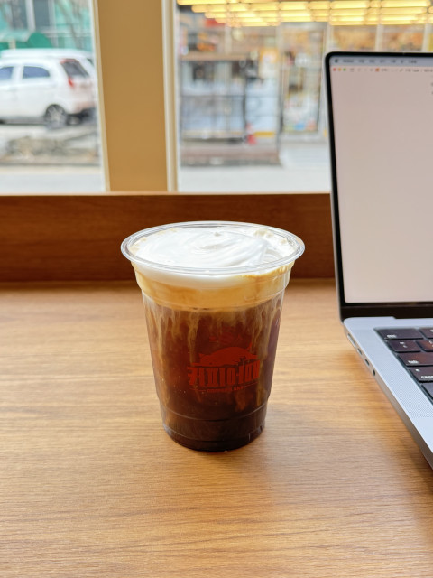무인카페 프랜차이즈 ‘사람없는 커피어때’가 국내 무인카페 프랜차이즈 중 최초로 선보인 시그니처 크림커피 메뉴 ‘슈페너어떄’