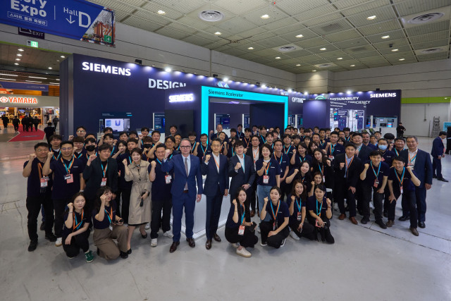 Officials from Siemens Korea and participants pose for a photo at an exhibition at ‘Smart Factory+Automation World’(From the center left of the front row, Tino Hildebrand, Executive Vice President and Head of Digital Industries at Siemens Korea, KwangHee Baek, Head of Motion Control Business Unit for Digital Industries at Siemens Korea)