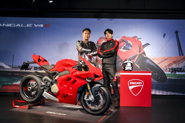 From the left, Kim Eun-seok, CEO of Ducati Korea, and Dex are taking a commemorative photo.
