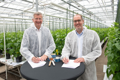 Peter Poortinga (CEO, Solynta) and Frank Terhorst (Head of Strategy & Sustainability, Crop Science, Bayer) (Photo: Business Wire)