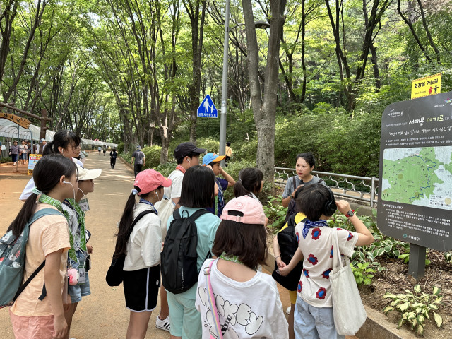 탐방 프로그램 참여 청소년들이 전문해설사의 설명을 듣고 있다