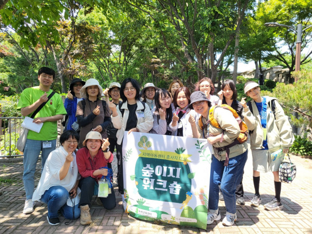 서울시 종로구 와룡공원에서 ‘숲이지워크숍’ 4차시 활동 후 단체 기념 촬영을 하고 있다