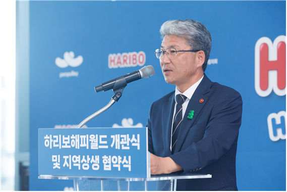 ‘하리보 해피월드’ 개관식 및 지역상생 협약식에서 이상봉 제주도의회 의장이 축사를 하고 있다