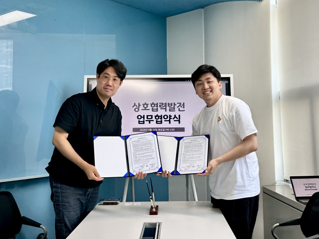 오른쪽부터 박이래 폰드메이커스 대표와 조종훈 프로덕션 고금 대표가 아티스트 IP 네트워크 및 글로벌 인프라 기반 사업 확장을 위한 MOU 체결식을 가졌다