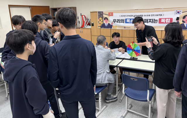 ‘우리의 목소리로 퍼지는 독립’ 연계 학교인 인창중학교의 축제일에 운영된 오디오북 창작 프로젝트 부스