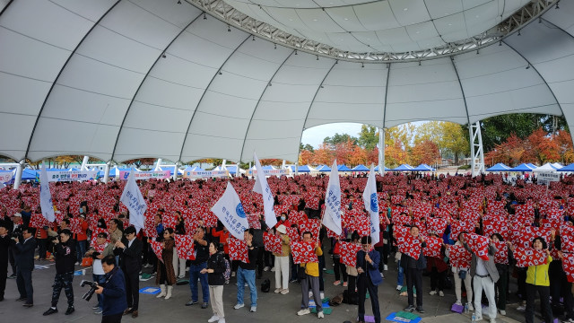 세계평화를 위협하는 북의 러 침략전쟁 파병을 규탄하는 한국자유총연맹서울시지부 회원들