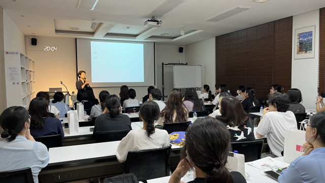 지난 제2회 동물병원을 위한 동물보건사 마취 기본 소양 세미나 시작 전, 이안동물의학센터 대외협력팀 이은정 팀장이 센터를 소개하고 있다