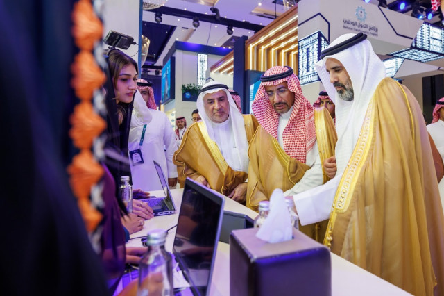 HE Bandar AlKhorayef, Menteri Perindustrian dan Sumber Daya Mineral Arab Saudi mengunjungi pameran di Konferensi Investasi Dunia, bersama Dr. Abdullah Aldubaikhi dan Ibrahim Al-Mubarak, keduanya Asisten Menteri Investasi, Arab Saudi (Foto: AETOSWire)