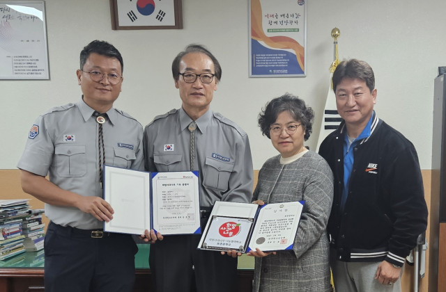 왼쪽부터 한국청소년대구광역시연맹 박찬수 총장, 박현 사무처장, 대구동촌중학교 오미향 교장