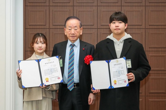 한국로타리가 19일 한국프레스센터에서 ‘2025년도 합동 장학금 전달식’을 진행했다. 이동건 국제로타리 전 세계회장이 장학생 심예진(좌, 홍익대), 김승기(우, 단국대)에게 장학금을 전달하고 있다