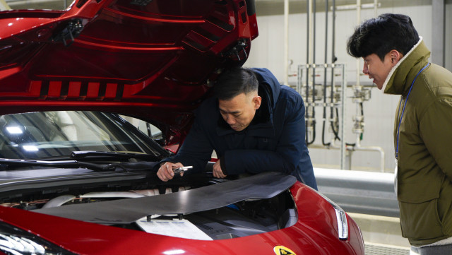 지난 15일 경기도 화성시 한국교통안전공단 자동차안전연구원에서 중앙일보 올해의 차(Car Of The Year, COTY) 김진표 심사위원이 차량 제조사 관계자의 설명을 들으며 평가를 진행하고 있다(제공=COTY 사무국)