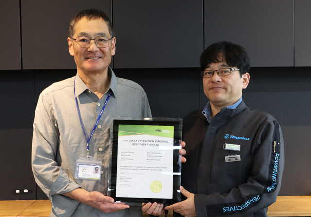 From left: Award recipients Kazuhiko Omote, General Manager, X-ray Research Laboratory; and Raita Hi...