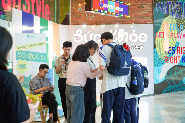 현지 고객들이 인생 비타민 팝업 스토어에서 제품을 둘러보고 있다