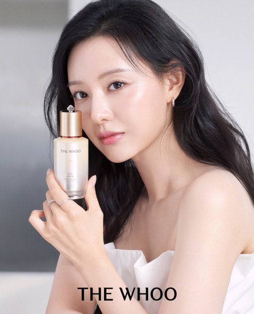 LG생활건강 더후 모델 김지원이 ‘4세대 비첩 자생 에센스’를 홍보하고 있다