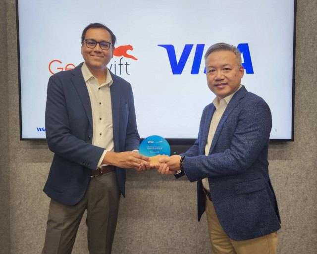 Bryan Ma, SVP, Head of Geoswift Global Payments, and Swapnil Mhasde, Head of Visa Direct Commercialization and Solutions, Asia Pacific, celebrating the launch in Singapore.