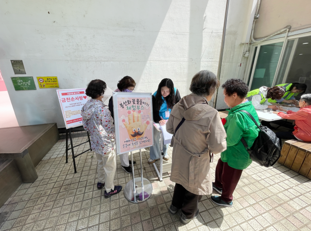 금천구시설관리공단 자원봉사단 ‘해피나래’가 어버이날 행사 ‘우리마을 선배의 날’을 지원했다(사진=금천구시설관리공단)