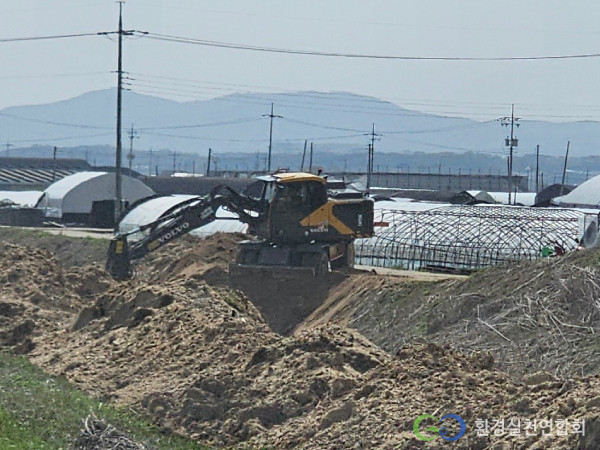 농지 성토를 위한 토양 반입 모습(출처: 환경실천연합회)