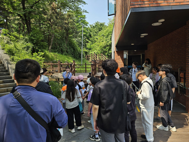 천안시 도시재생지원센터가 평택시 복창 도시재생주민협의체 및 학생들과 함께 남산지구 일대에서 도시재생 투어를 진행하고 있다