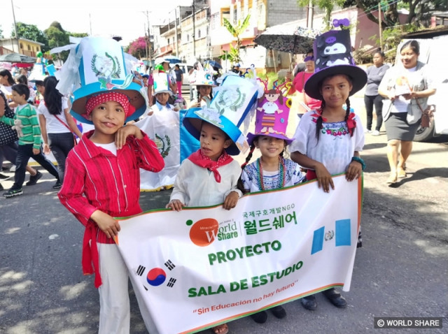 과테말라 공부방 아이들이 독립기념일을 기념하는 지역 축제에서 행진을 하고 있다
