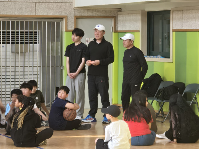 ‘글로벌 프렌즈 농구교실’은 전·현직 농구선수를 포함한 전문 강사진의 지도 하에 진행된다