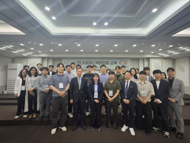 18일 대전인터시티 호텔에서 ‘찾아가는 학교컨설팅’ 참여 코디네이터 역량 강화 연수 참석자들이 단체 사진을 찍고 있다