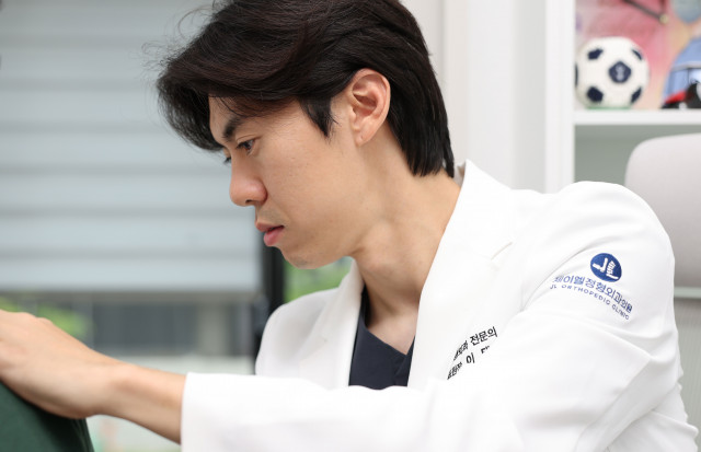 어깨 견인 치료에 임하고 있는 이태진 원장(정형외과 전문의)