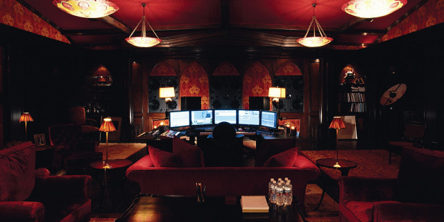한스 짐머(Hans Zimmer)의 LA 스튜디오는 캘리포니아 산타모니카에 위치한 ‘Remote Control Productions (RCP)’로, 세계적인 영화음악 작곡가들이 함께 작업하며 협업하는 창작 공동체다. 짐머가 공동 설립한 이 스튜디오는 영화, 게임, TV 음악을 제작하는 중심지로 자리잡았으며, Ramin Djawadi, Lorne Balfe, Steve Jablonsky 등 유명 작곡가들이 이곳을 거쳐 갔다. ‘인셉션’, ‘인터스텔라’, ‘다크 나이트’, ‘캐리비안의 해적’ 등 수많은 명작들의 사운드트랙이 이곳에서 탄생했다. 수십 개의 개별 작업실과 최신 장비를 갖춘 녹음 공간이 마련돼 있으며, Hans Zimmer 특유의 창의적이고 협업 중심의 철학이 스튜디오 전반에 반영돼 있다. 단순한 작곡을 넘어 이야기와 감정을 음악으로 해석하는 이 스튜디오는 오늘날 영화음악 제작의 트렌드를 이끄는 핵심적인 공간으로 평가받고 있다