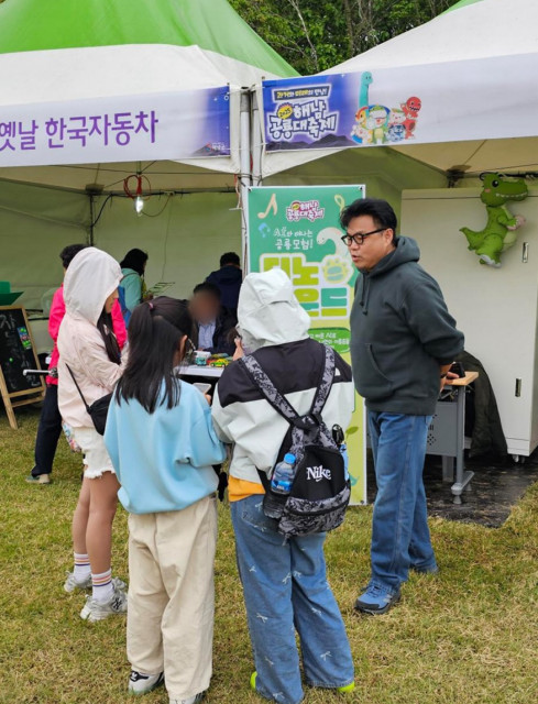 ‘2025 해남 어린이 공룡대축제’에서 관람객들이 AI 기반 개인화 공룡송·영상 서비스 ‘디노사운드’를 체험하고 있다