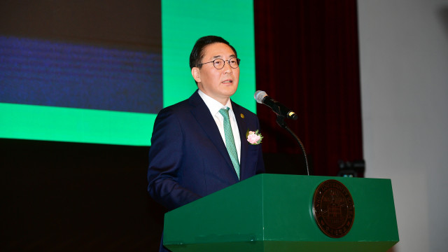 건국대학교 원종필 총장이 개교 79주년 기념식에서 기념사를 하고 있다
