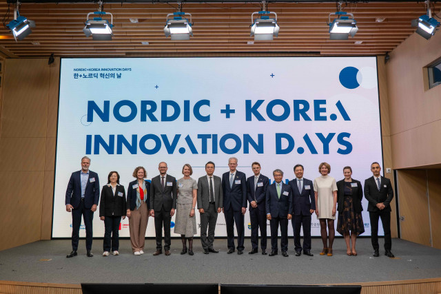 지난 13일(화) 서울 강남구에 위치한 한국고등교육재단 B3 콘퍼런스홀에서 열린 ‘2025 한+노르딕 혁신의 날’ 주간 행사 개막 세션에서 북유럽 4개국(덴마크, 핀란드, 노르웨이, 스웨덴) 대사가 행사에 참가한 연사자들과 기념사진을 촬영하고 있다. 2025 한+노르딕 혁신의 날 주간 행사는 보건, 안보, 평등, 번영, 행복 등 총 5개 분야 내 회복탄력성과 혁신에 대한 한-북유럽 대화를 촉진하고자 기획됐다