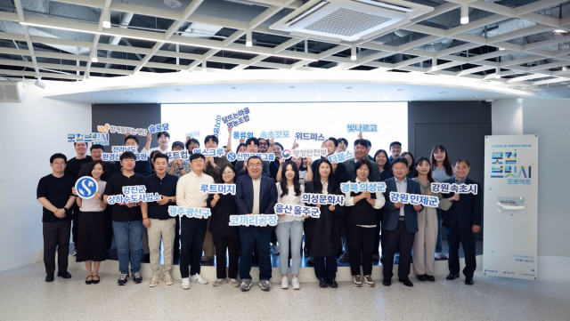 지역 활성화를 위한 ‘로컬메이트 프로젝트’에 선정된 전국 30여 개 로컬브랜드가 한자리에 모여 기념촬영을 진행하고 있다