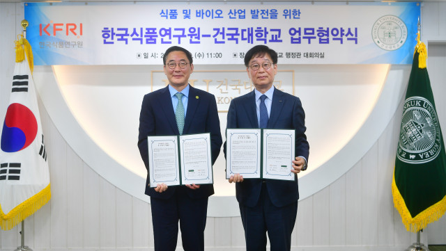 왼쪽부터 건국대 원종필 총장과 한국식품연구원 백현동 원장이 업무협약식에서 기념 촬영을 하고 있다
