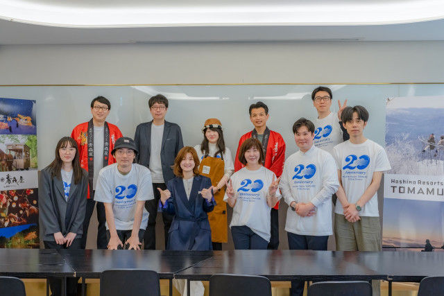 뒷줄 왼쪽부터부터 호시노 리조트 제2 마케팅팀 이시카와 신야(石川真也), 아이나이 마나부(相内学) 홋카이도 지역 총괄 매니저, 호시노 리조트 토마무의 김지연 매니저, 호시노 리조트 제2 마케팅 팀 에하라 타다히코(江原忠彦) 마케팅 담장자, 호시노 리조트 토마무의 사에키 마스요시(佐伯益世志) 유닛 디렉터, 호시노 리조트 홋카이도 코리아 대표 박용준, 호시노 리조트 중국 GSA 사무소 대표 한미화(Bika Han), 호시노 리조트 홋카이도 코리아 대표 Tina Kim