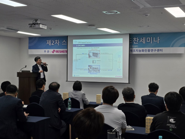한국공학대학교 이용관 교수가 제조장비에 대해서 실제 구현한 CPS 기술에 대해서 설명하고 있다
