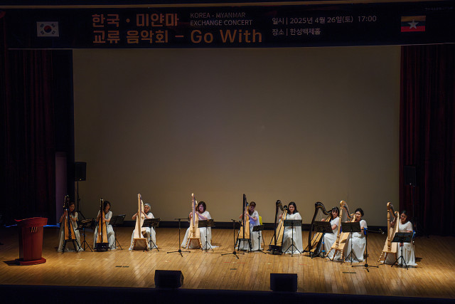 뮤베앙상블 레버하프(단장 윤문선) 공연 모습