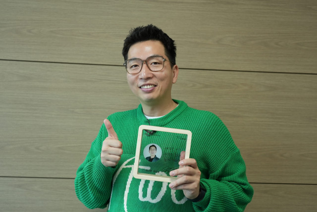 초록여행 응원릴레이 3호 주자 개그맨 정범균이 기념촬영을 하고 있다