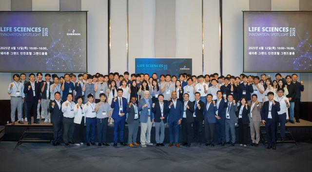 한국에머슨 ‘Life Sciences Innovation Spotlight Korea 2025’ 세미나 참석자들이 기념 촬영을 하고 있다