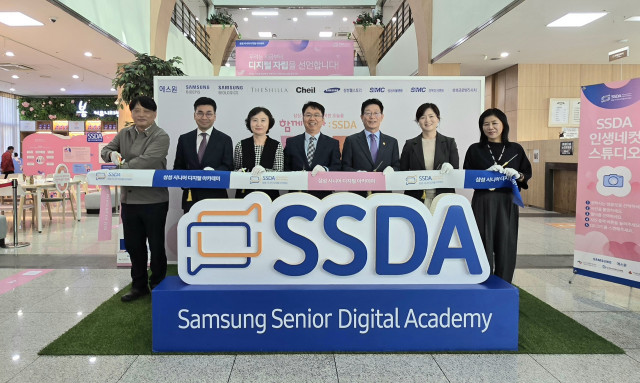 ‘삼성시니어디지털아카데미(SSDA) 인천권역 팝업 체험센터’ 개소식의 커팅식 후 기념촬영을 하고 있다