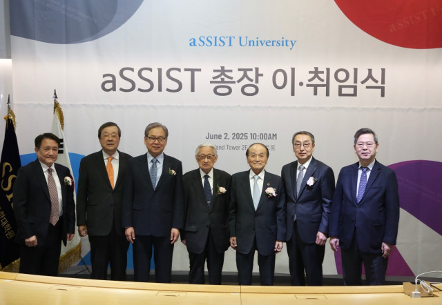 왼쪽부터 조동성 발전자문위원장, 김일섭 제5·6대 총장, 문휘창 제10대 총장, 조완규 학교법인 이사장, 오명 명예총장, 최용주 제11대 총장, 김태현 제7·8·9대 총장이 기념사진을 촬영하고 있다(사진=aSSIST)