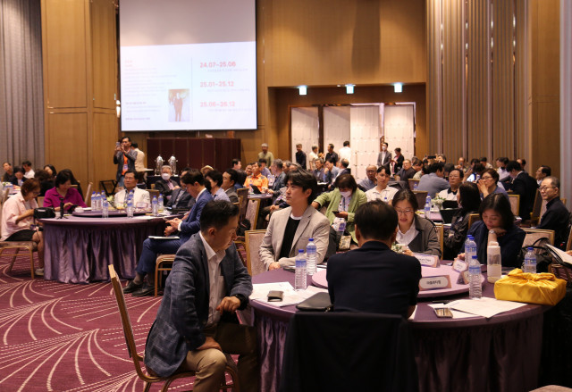 6월 12일(목) 대만 타이베이 시저 메트로 호텔 연회장에서 제45회 잡지발행인 세미나 참석자들이 특별강연을 듣고 있다