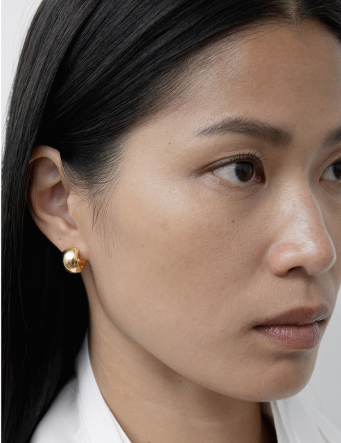 이번 시즌은 오랫동안 구상해온 디자인을 현대적 관점에서 재구성했다. DAUGHTERS JEWELRY가 소중히 여겨온 심플한 미학에 대담함과 도전적인 요소를 융합했다. 브랜드와 고객 모두에게 최적의 균형을 추구한 새로운 크리에이션에 대한 도전을 만나볼 수 있다