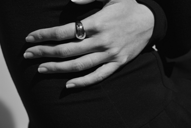 DAUGHTERS JEWELRY는 2016년 설립된 일본 주얼리 브랜드다. ‘일상에서 착용할 수 있는 진정한 주얼리’를 콘셉트로 인스타그램 기반의 D2C 브랜드로 성장했다. 2025년 2월부터 한국 시장에 진출해 한국 고객들로부터 큰 사랑을 받고 있다