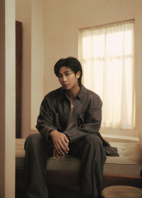 삼성전자 아트 TV 홍보대서로 선정된 방탄소년단(BTS) RM
