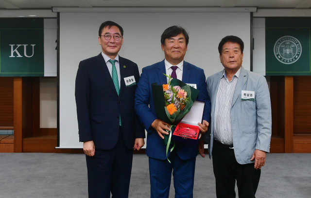 왼쪽부터 원종필 건국대 총장, 박진현 KBS부산방송총국장, 박상희 건국대 총동문회장이 기념 촬영을 하고 있다